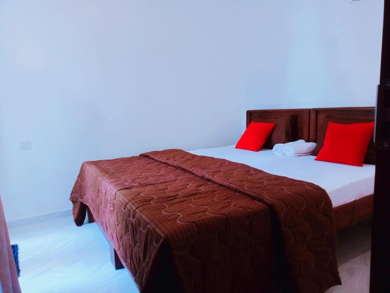 Blue Whales Hotel Хикадува Екстериор снимка