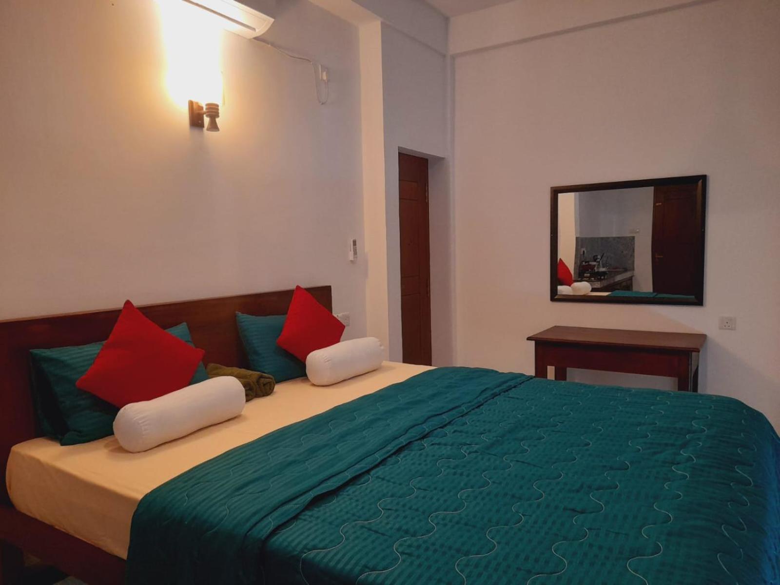 Blue Whales Hotel Хикадува Екстериор снимка