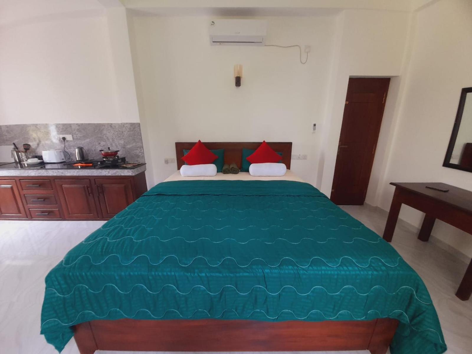 Blue Whales Hotel Хикадува Екстериор снимка