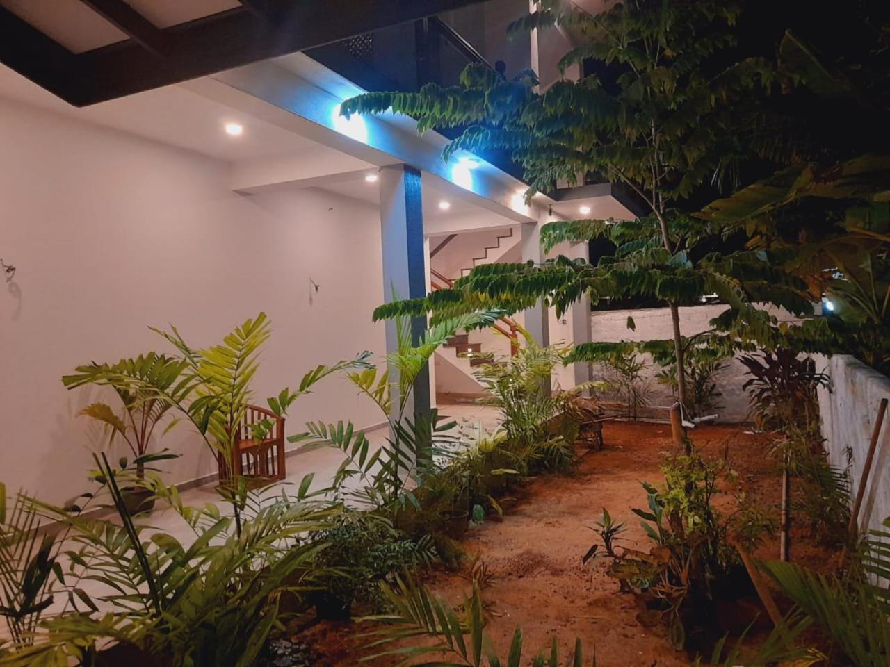 Blue Whales Hotel Хикадува Екстериор снимка