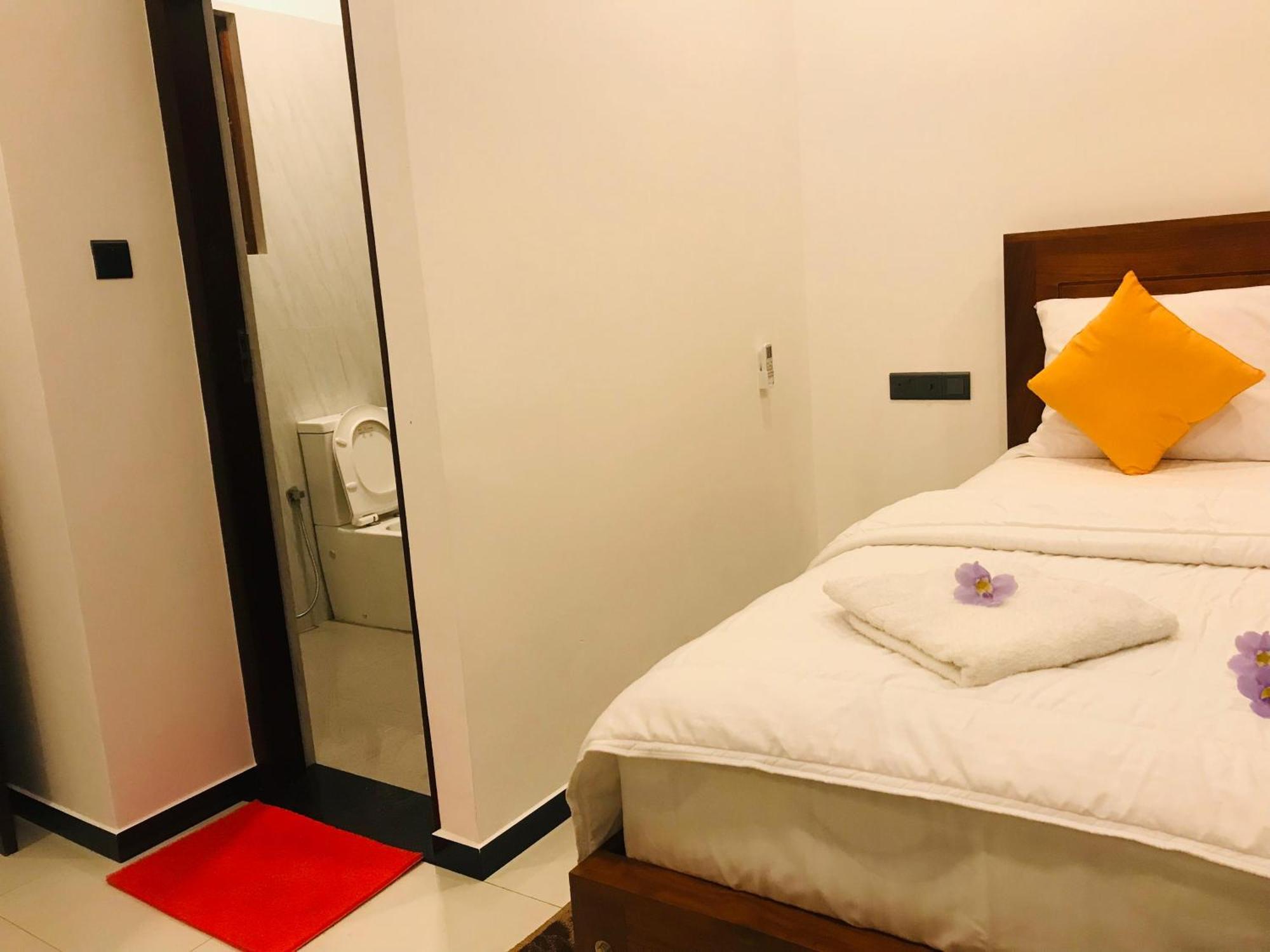 Blue Whales Hotel Хикадува Екстериор снимка