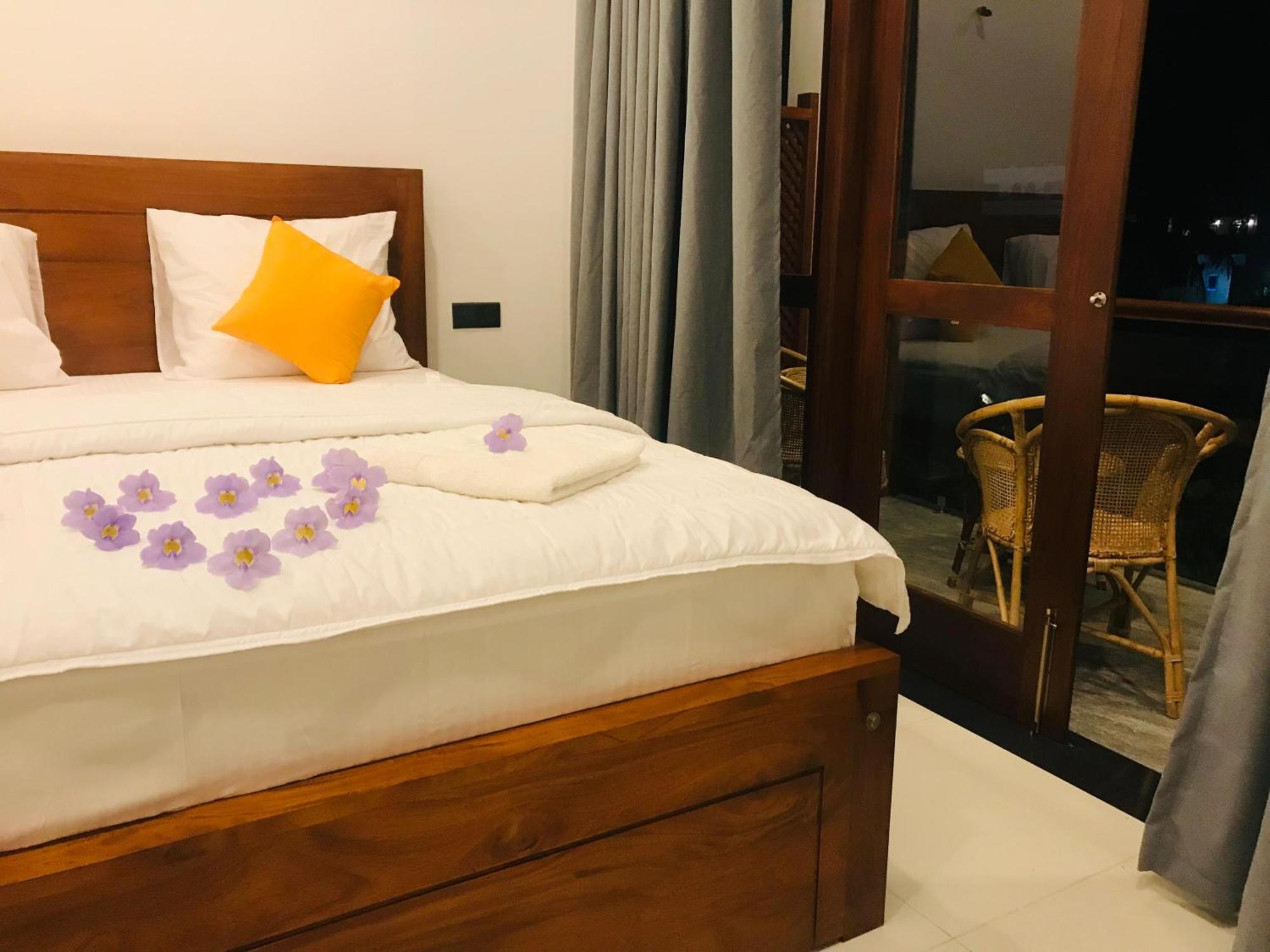 Blue Whales Hotel Хикадува Екстериор снимка