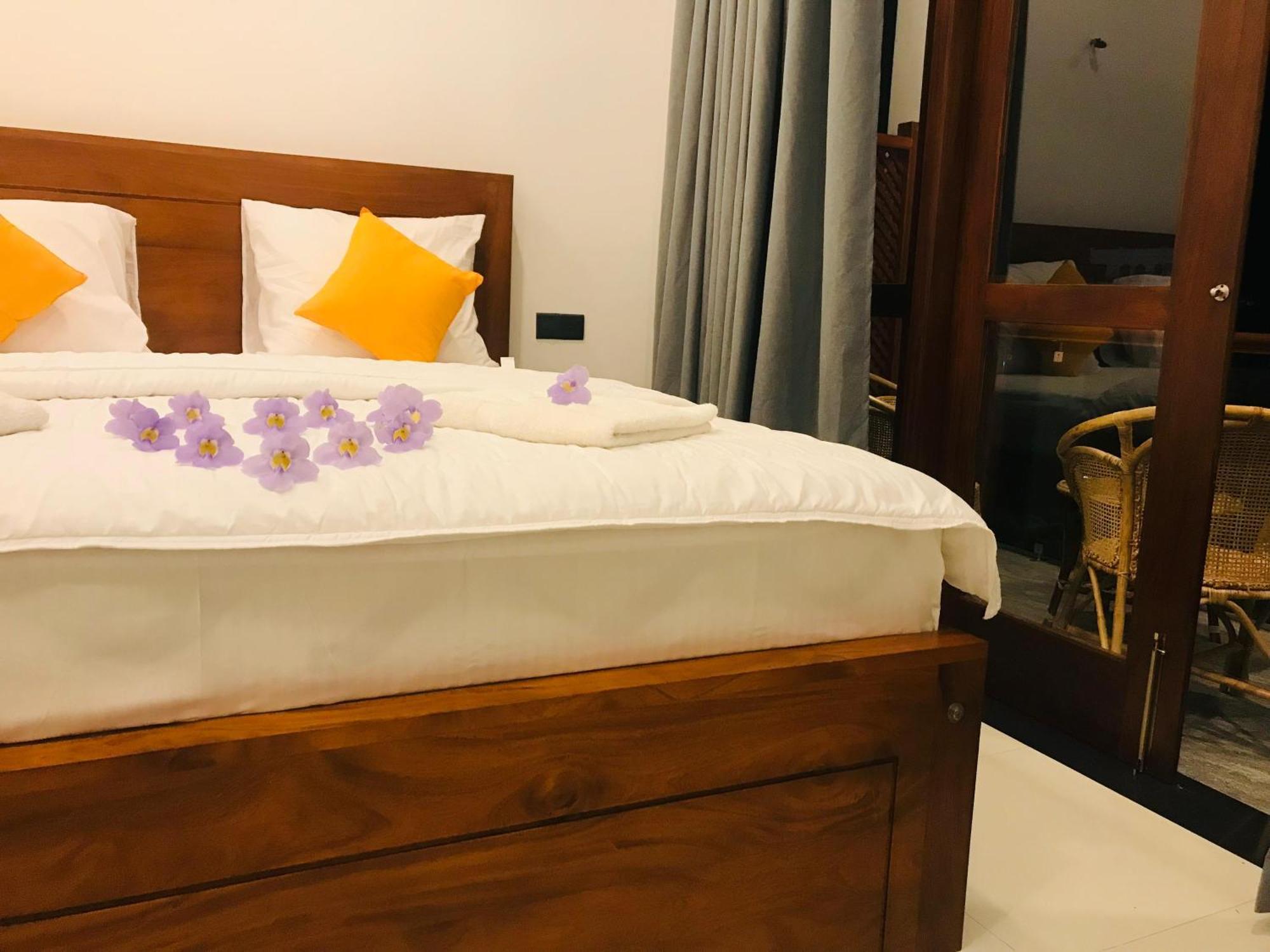 Blue Whales Hotel Хикадува Екстериор снимка