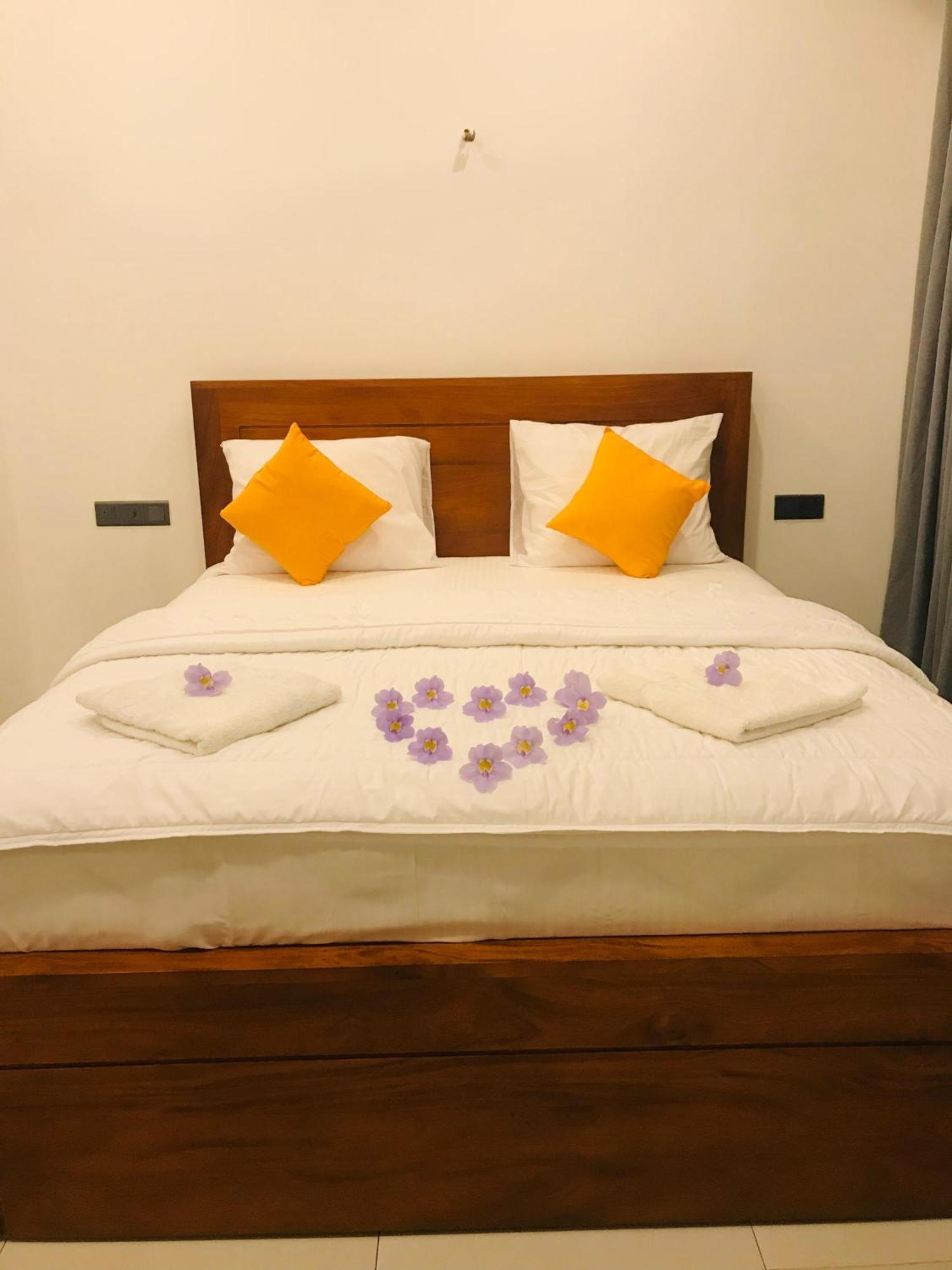 Blue Whales Hotel Хикадува Екстериор снимка