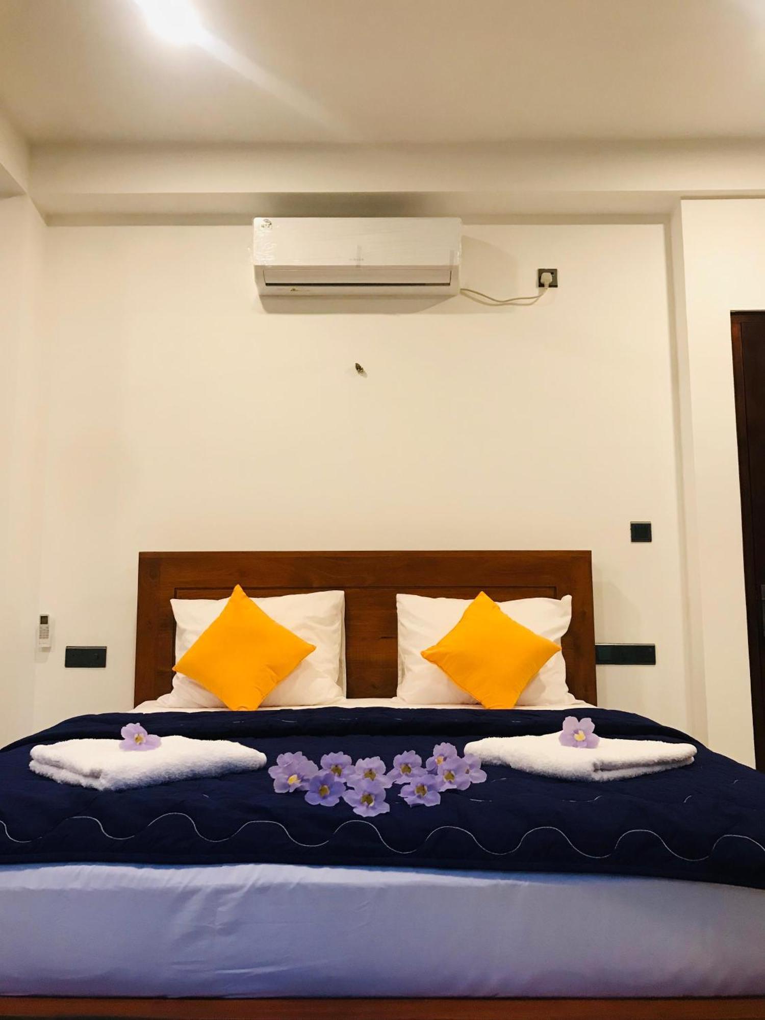 Blue Whales Hotel Хикадува Екстериор снимка