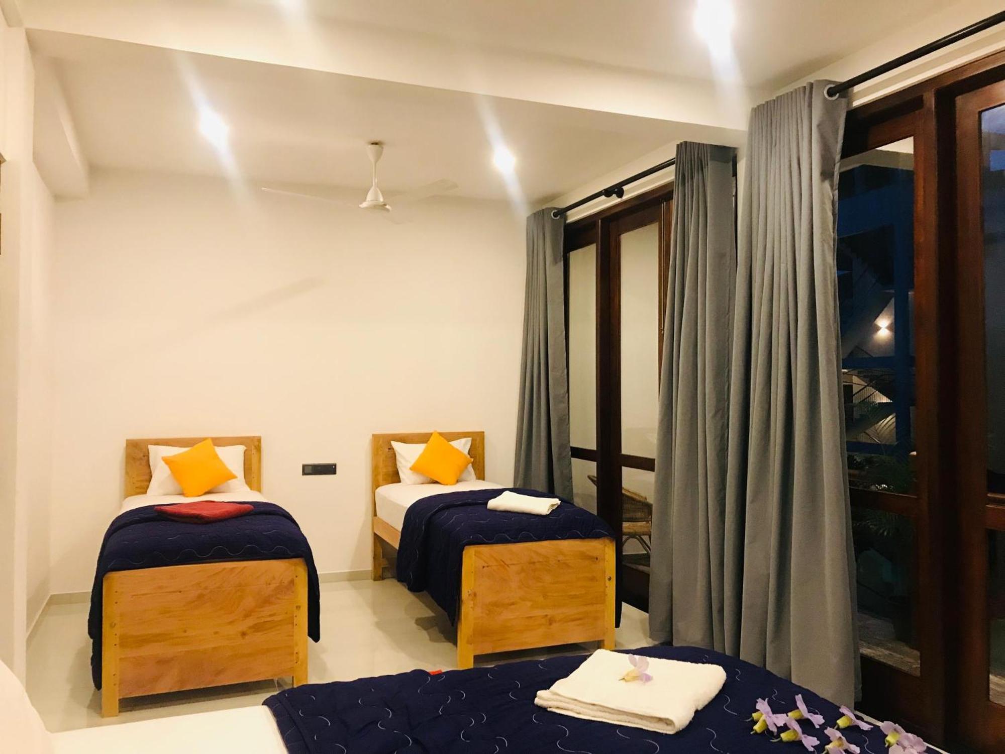Blue Whales Hotel Хикадува Екстериор снимка