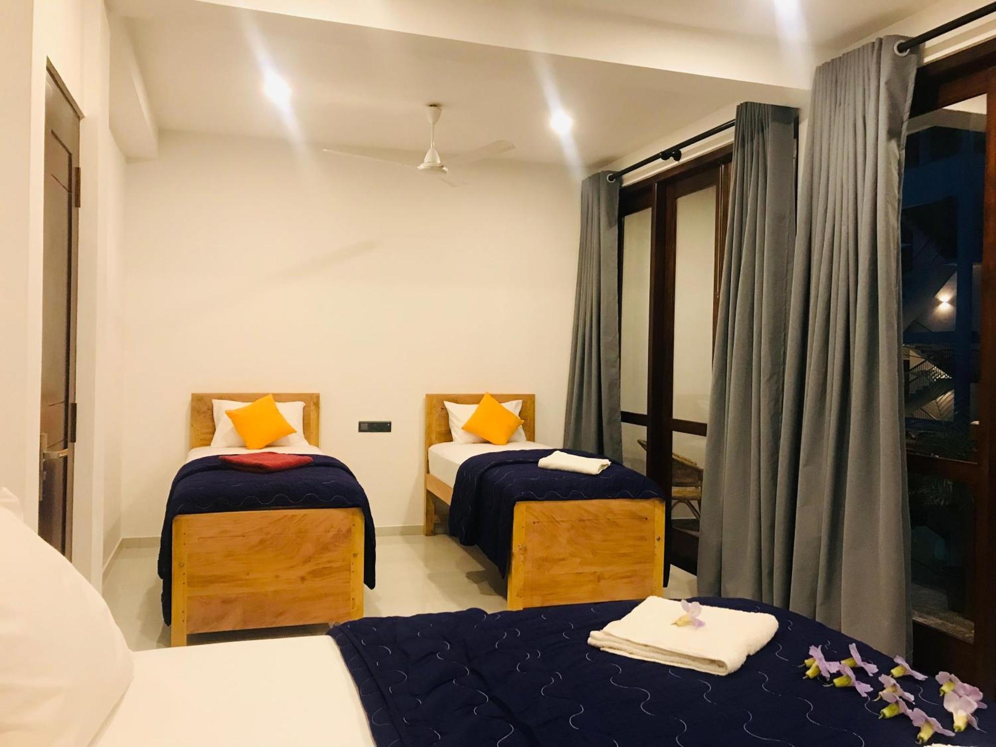 Blue Whales Hotel Хикадува Екстериор снимка