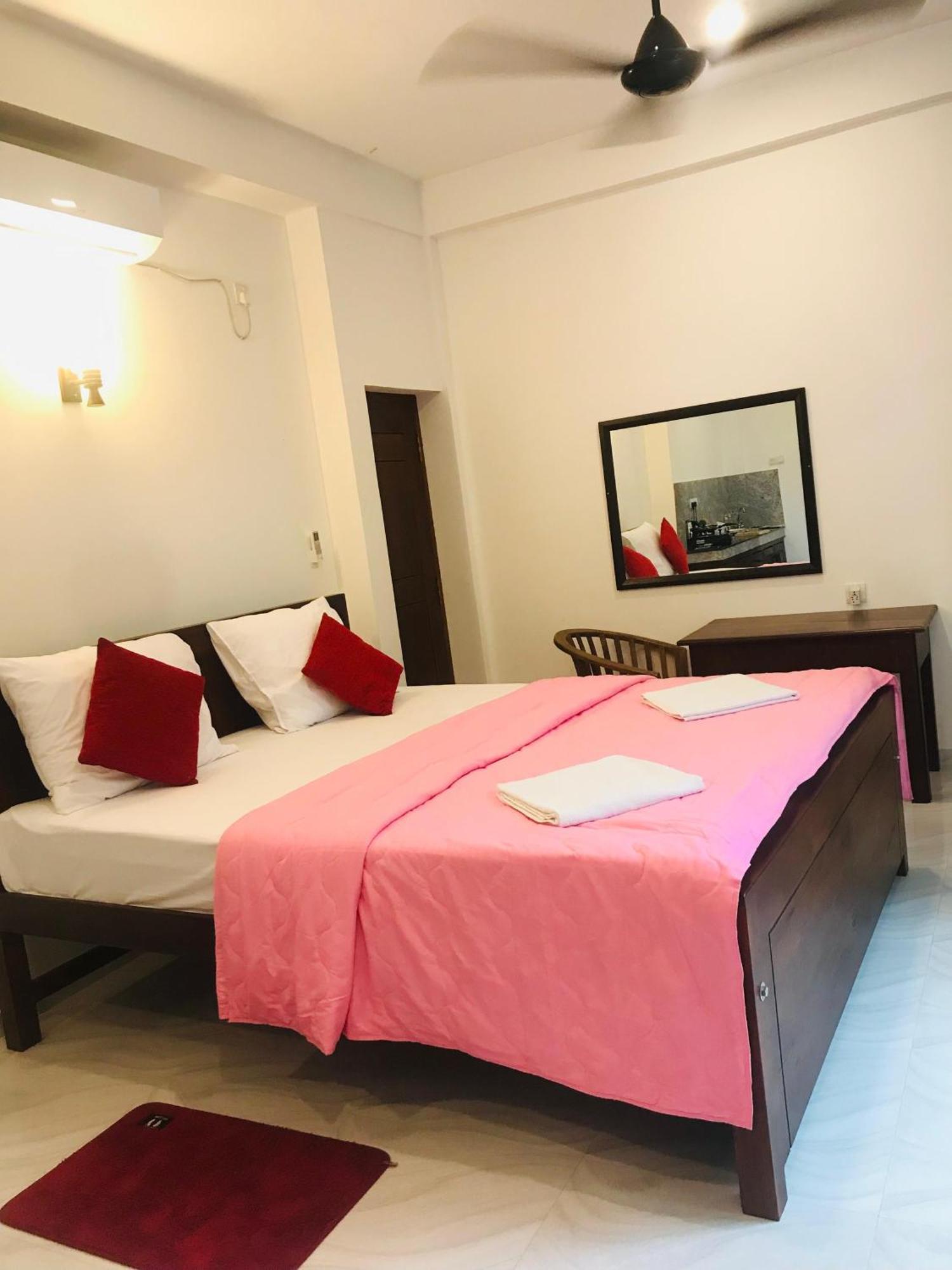 Blue Whales Hotel Хикадува Екстериор снимка