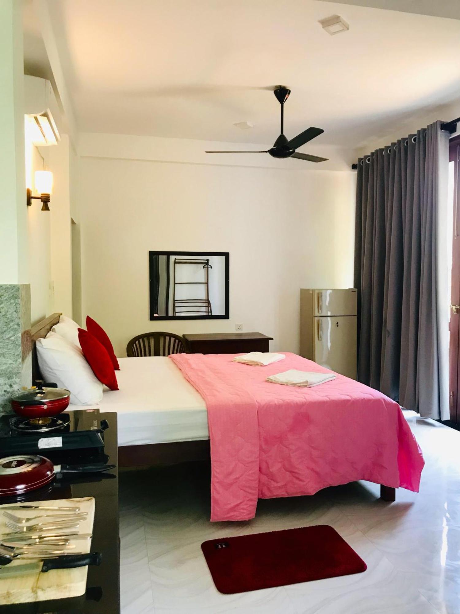 Blue Whales Hotel Хикадува Екстериор снимка